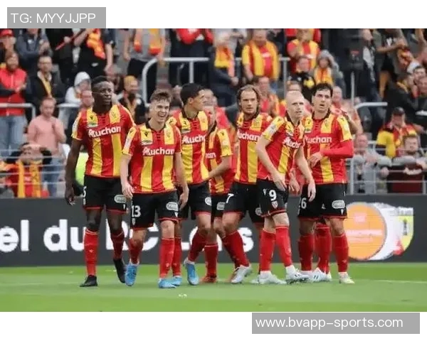 朗斯时隔19年重返法甲榜首托万双响助球队逆转昂热